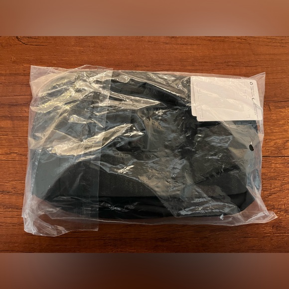 Lululemon NWT | Everywhere Belt Bag in Black/BlackVolume: 1L - Picture 8 of 10